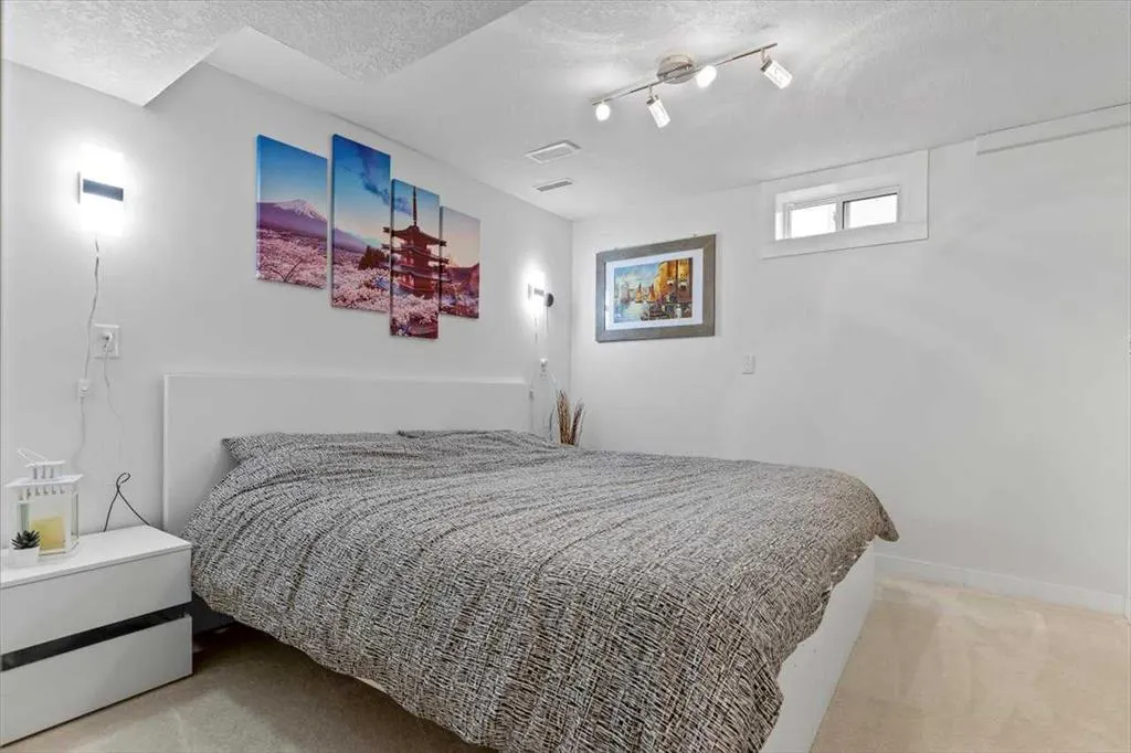 343 Queen Tamara Way SE
