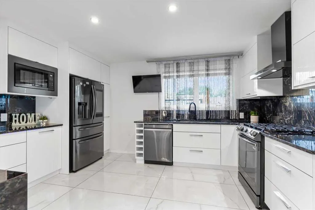 343 Queen Tamara Way SE