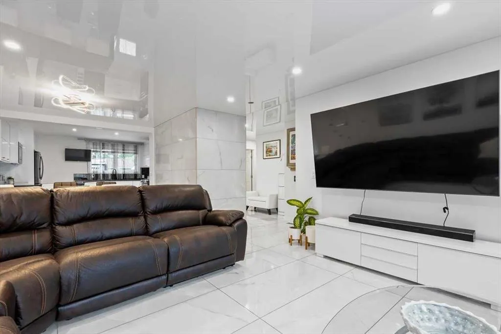 343 Queen Tamara Way SE