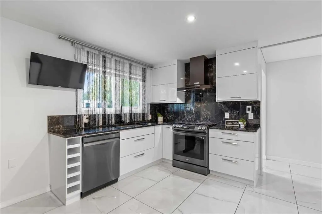 343 Queen Tamara Way SE