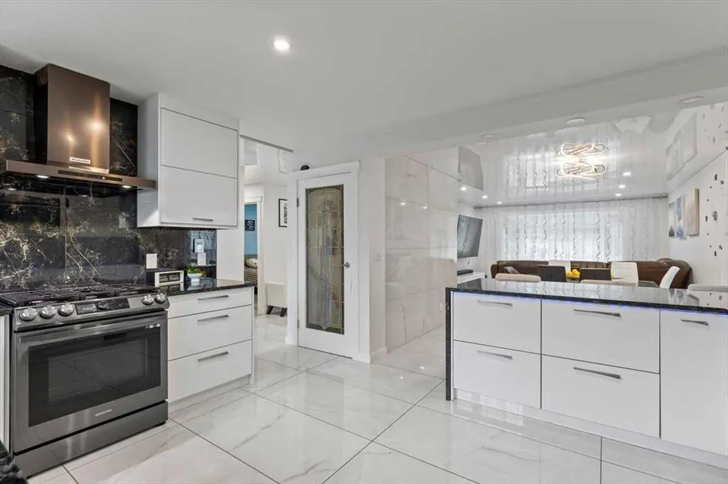 343 Queen Tamara Way SE