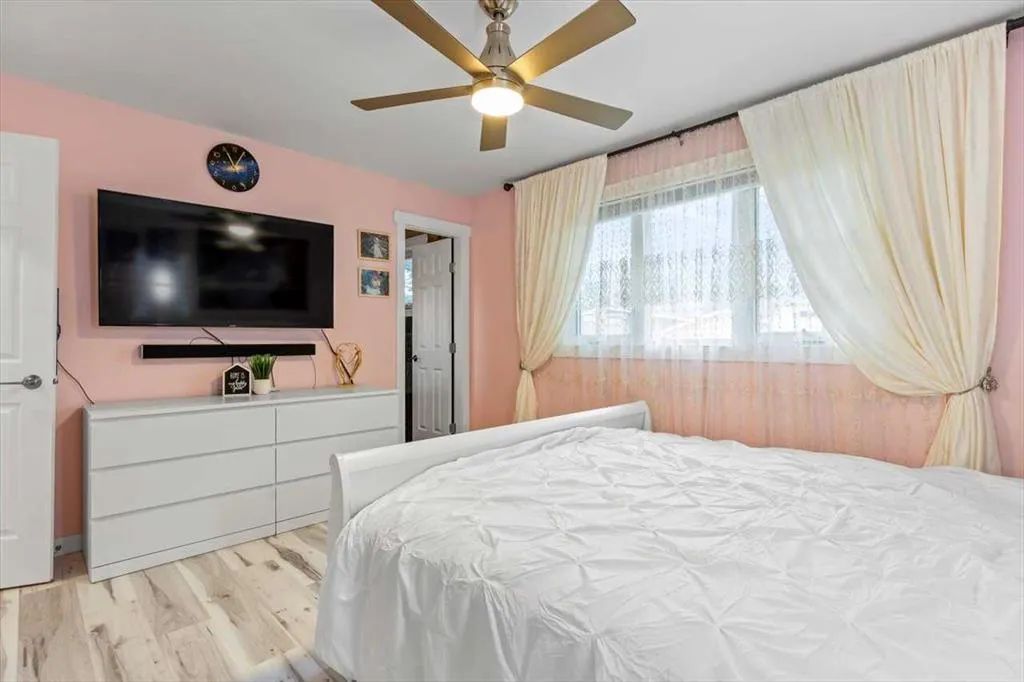 343 Queen Tamara Way SE