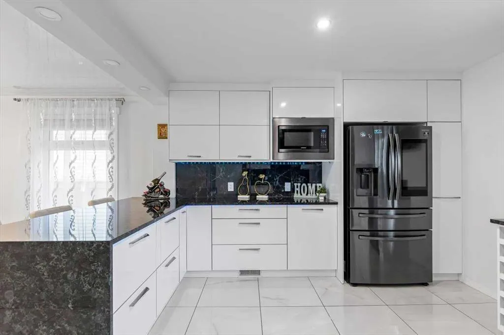 343 Queen Tamara Way SE