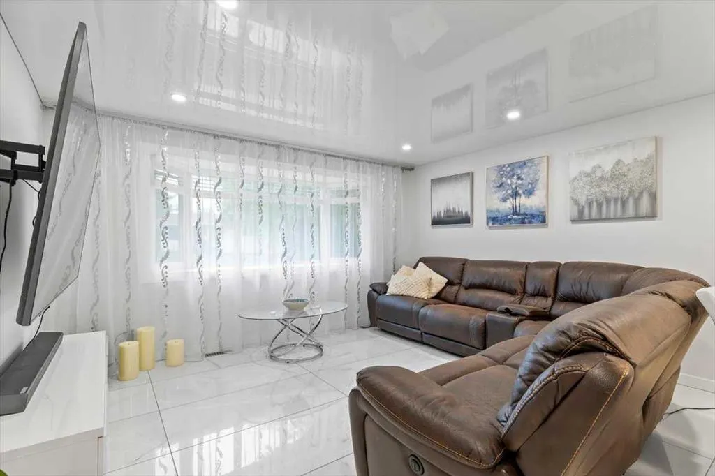 343 Queen Tamara Way SE