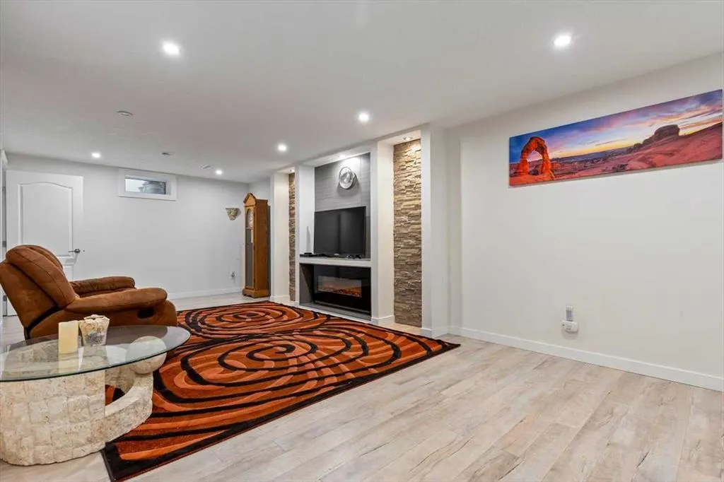 343 Queen Tamara Way SE