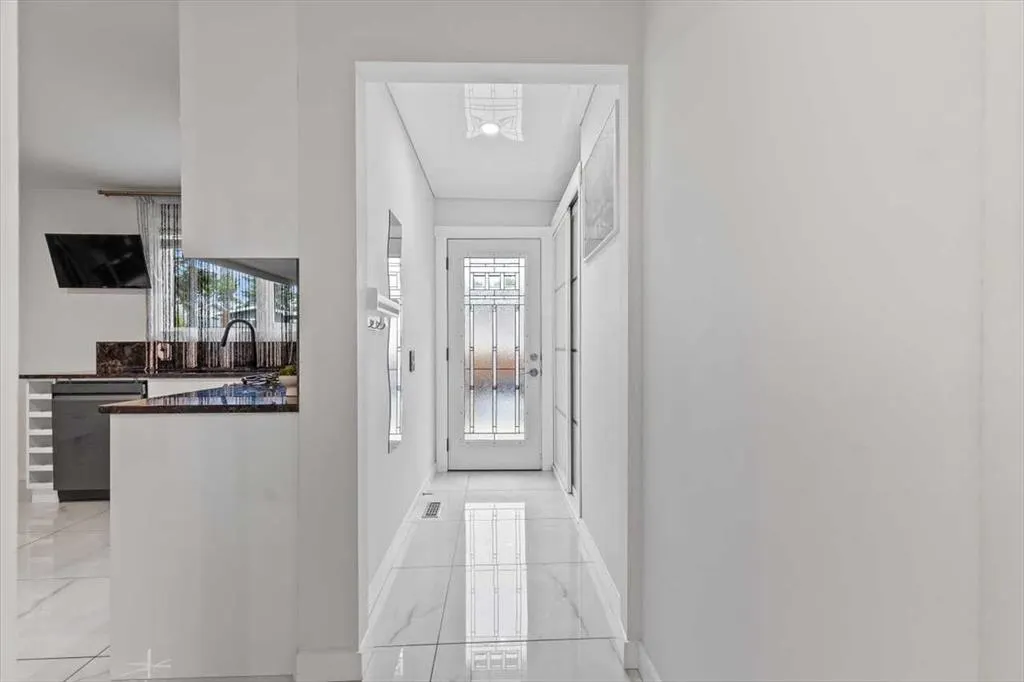 343 Queen Tamara Way SE