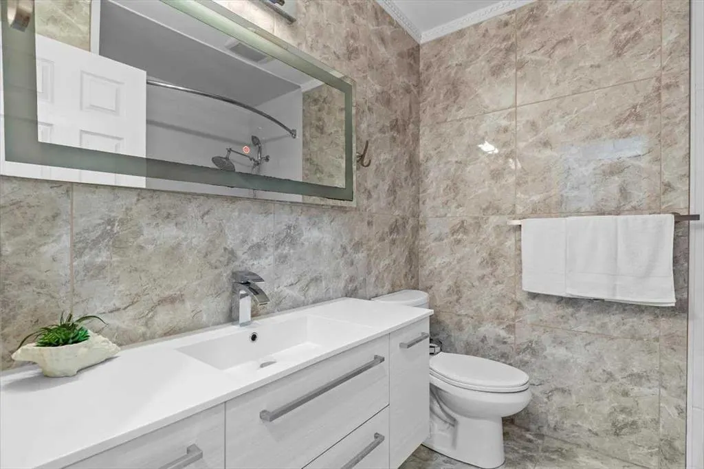 343 Queen Tamara Way SE