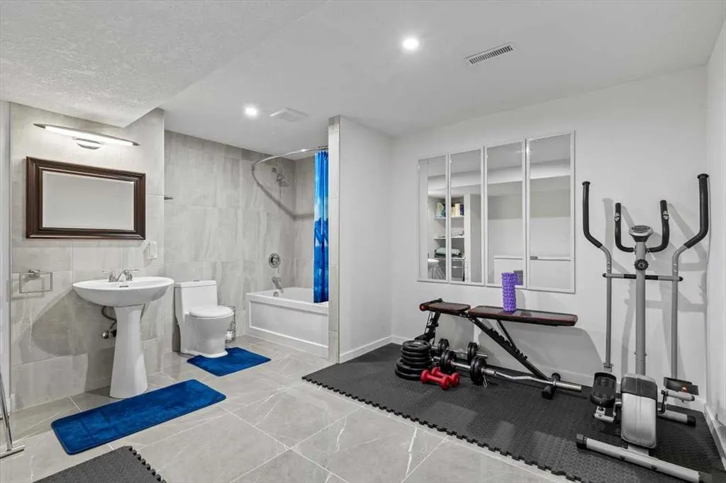 343 Queen Tamara Way SE
