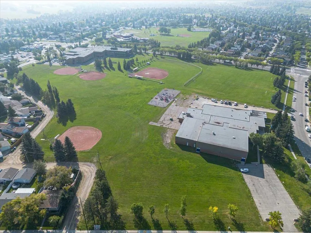 343 Queen Tamara Way SE