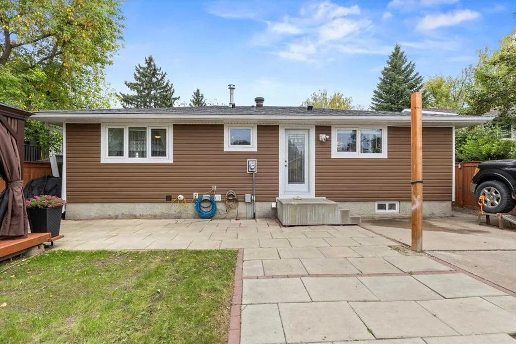343 Queen Tamara Way SE