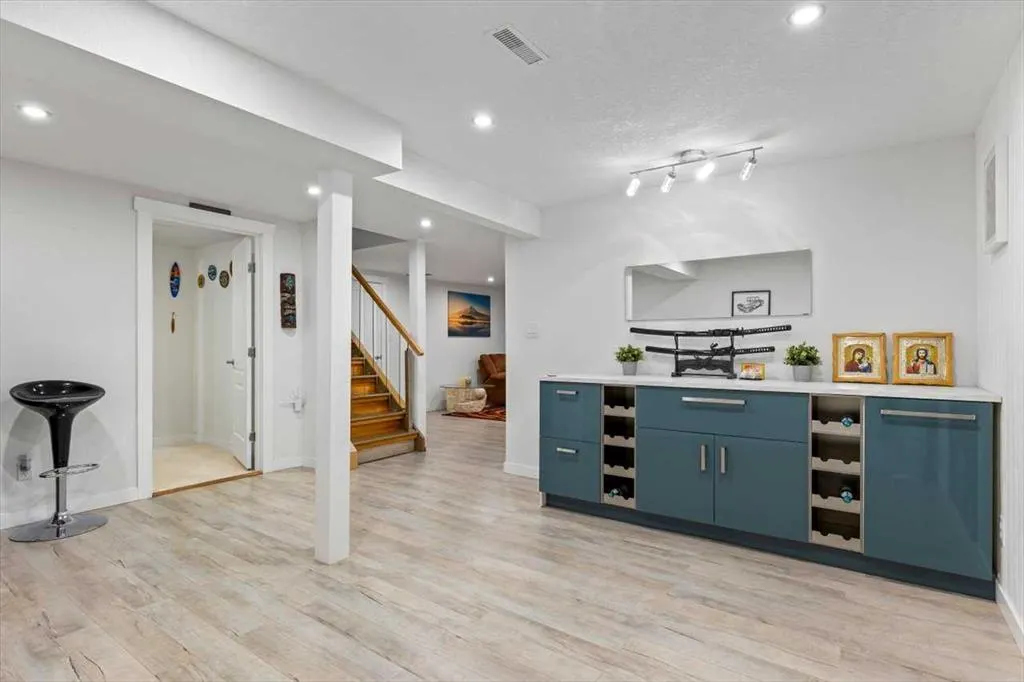343 Queen Tamara Way SE