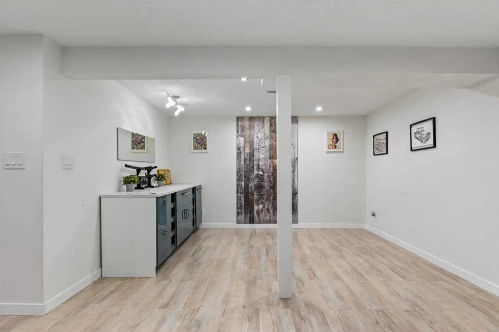 343 Queen Tamara Way SE