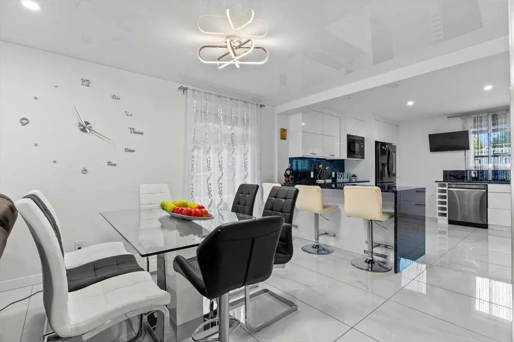 343 Queen Tamara Way SE