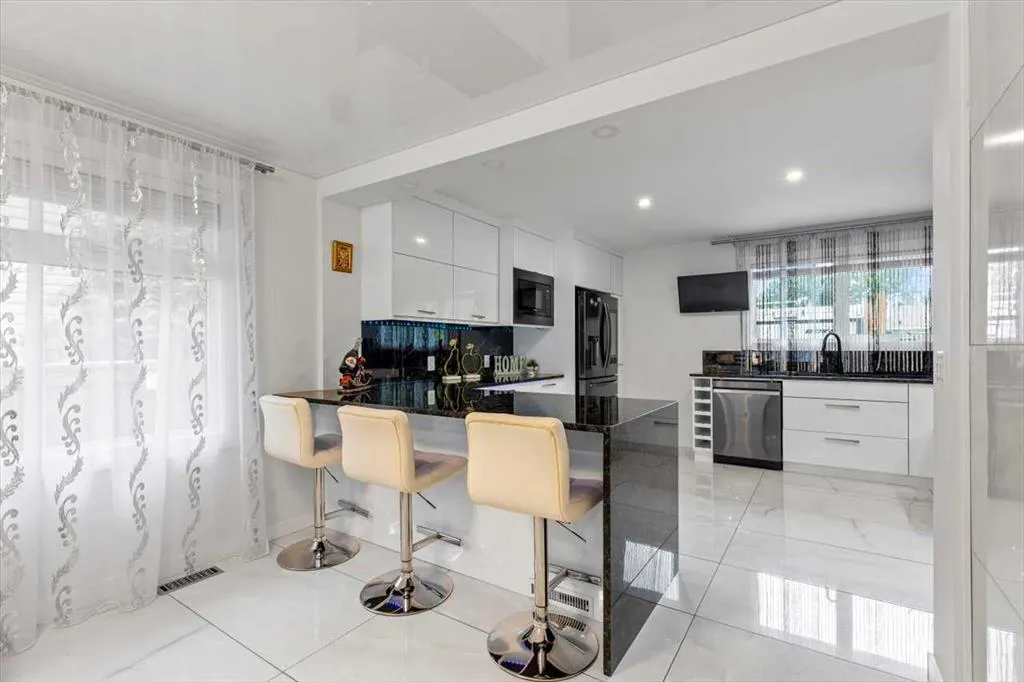 343 Queen Tamara Way SE