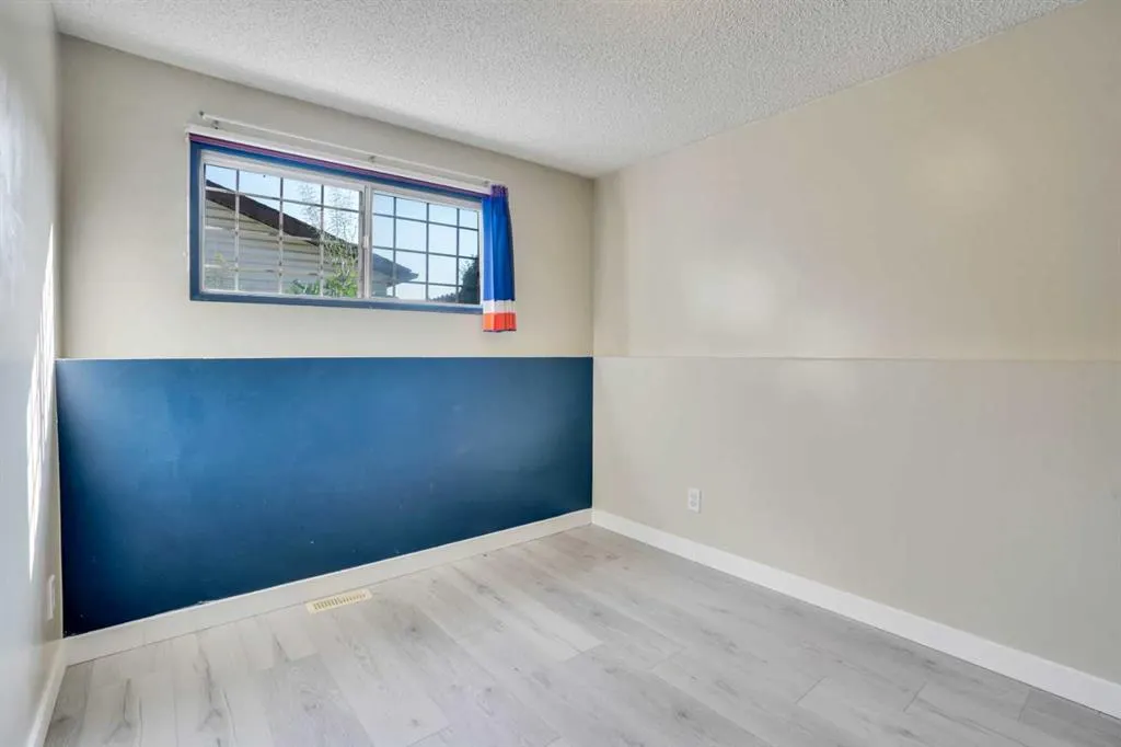 228 Rundlemere Road NE