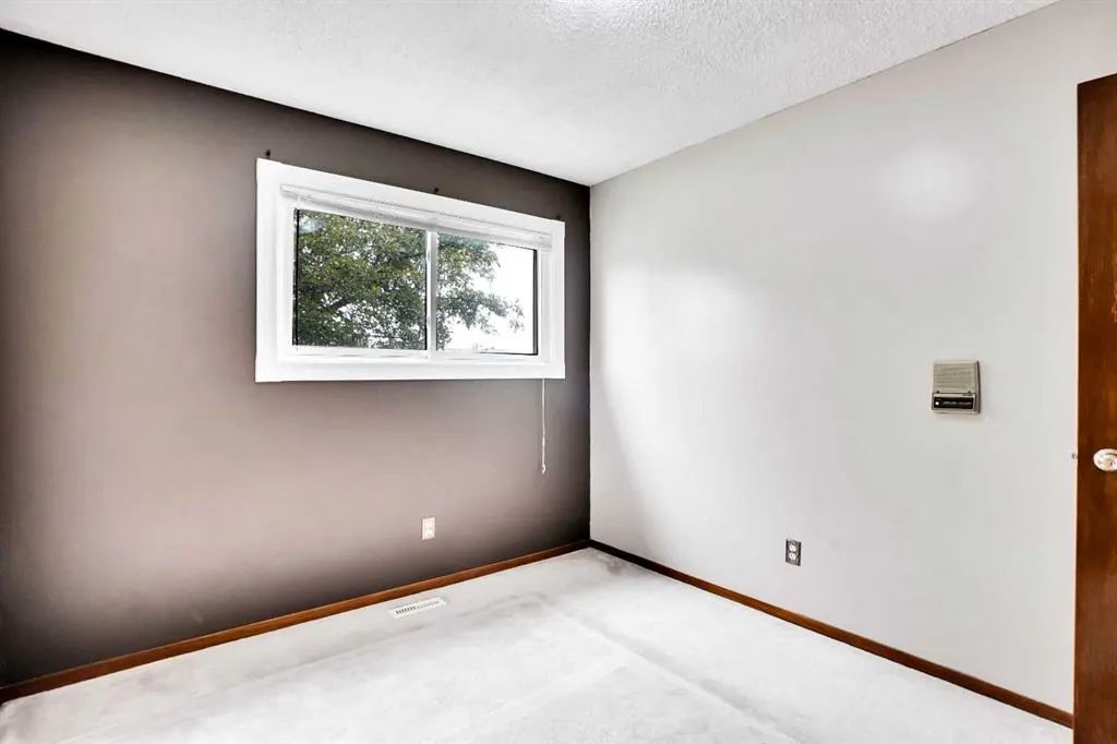 228 Rundlemere Road NE