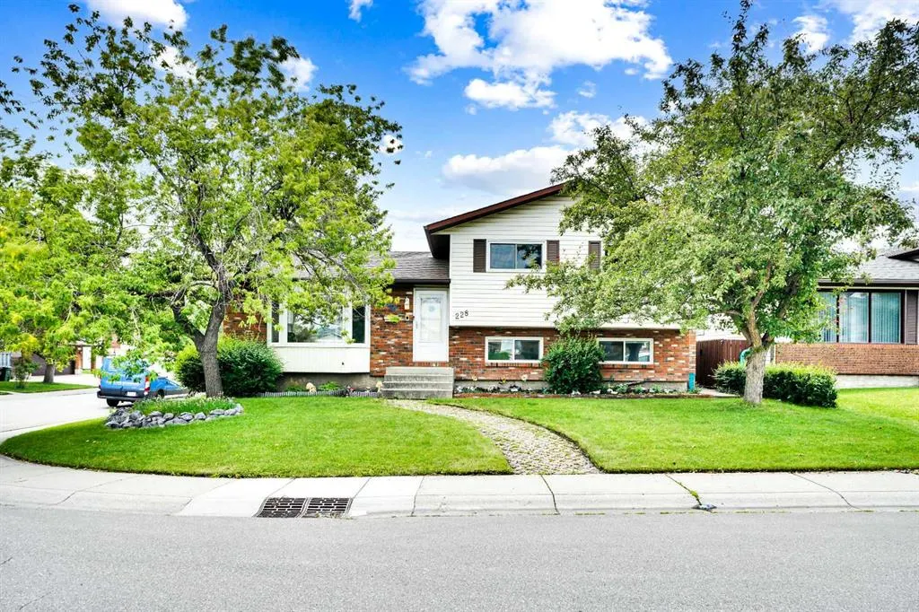 228 Rundlemere Road NE
