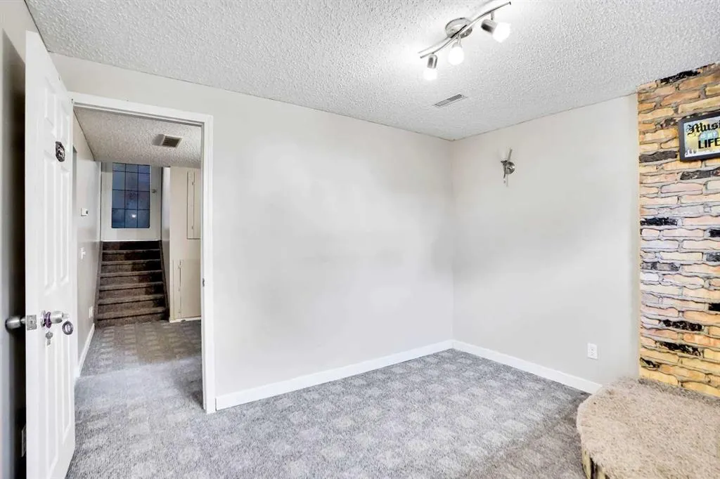 228 Rundlemere Road NE