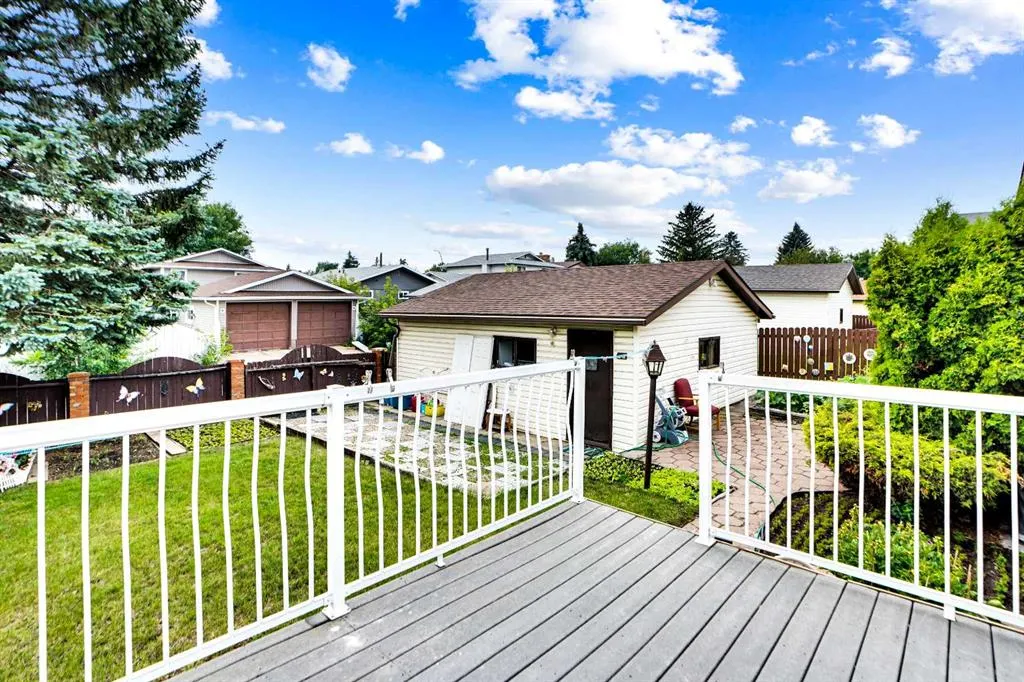 228 Rundlemere Road NE