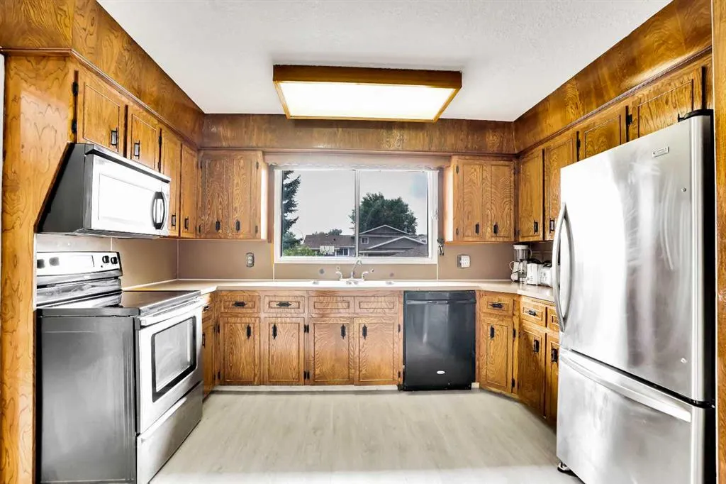 228 Rundlemere Road NE