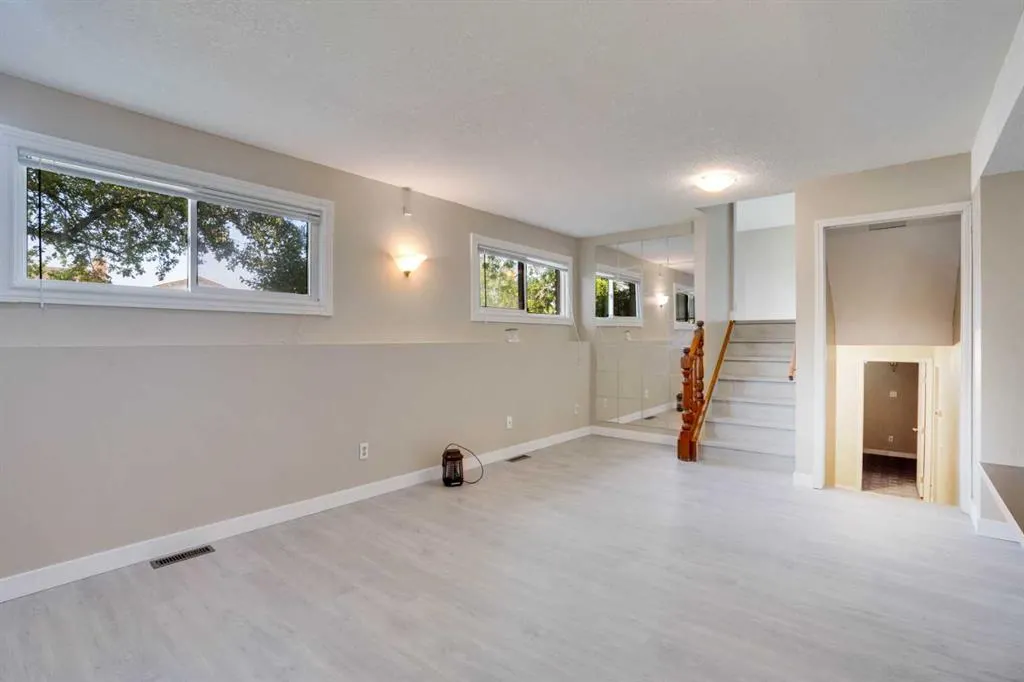 228 Rundlemere Road NE