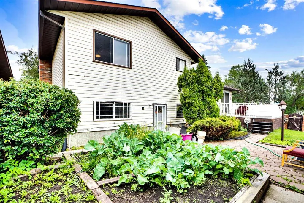 228 Rundlemere Road NE
