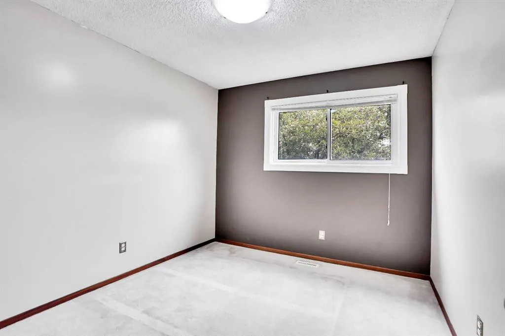 228 Rundlemere Road NE
