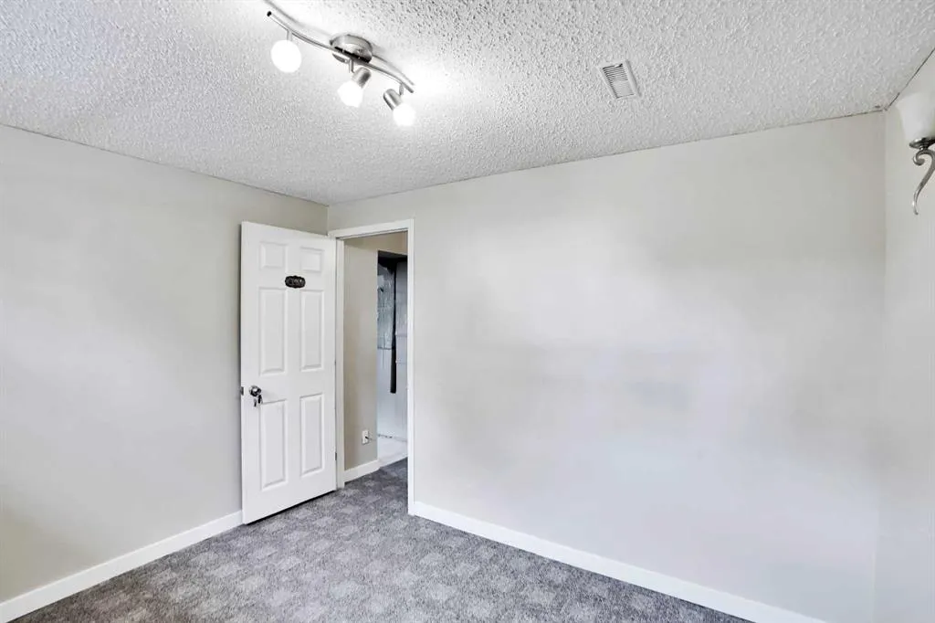 228 Rundlemere Road NE