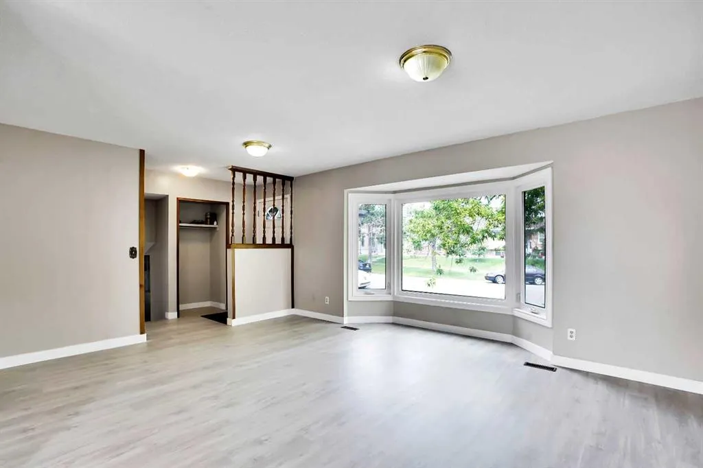 228 Rundlemere Road NE
