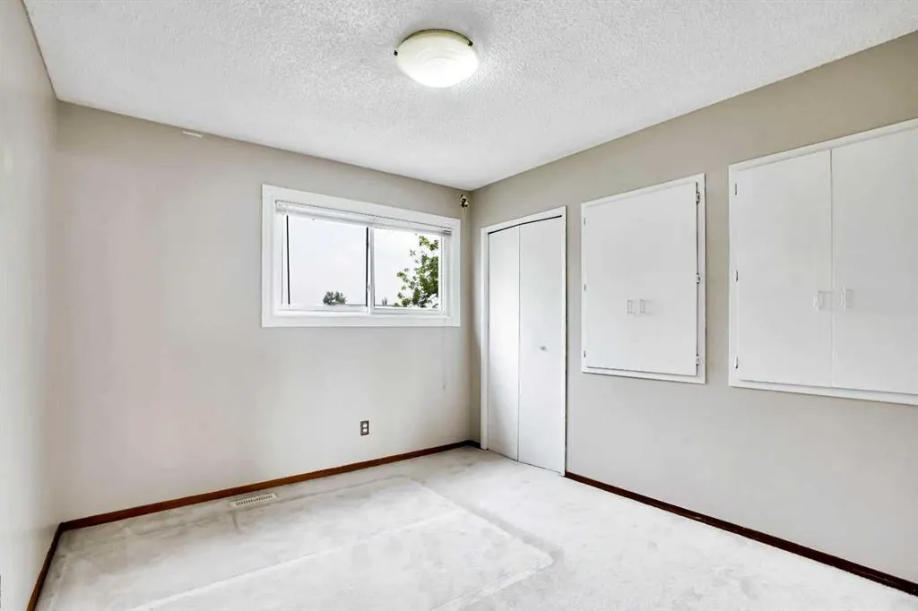 228 Rundlemere Road NE