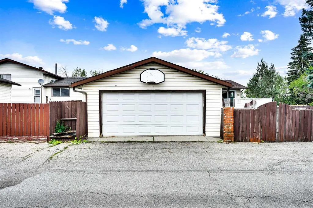 228 Rundlemere Road NE