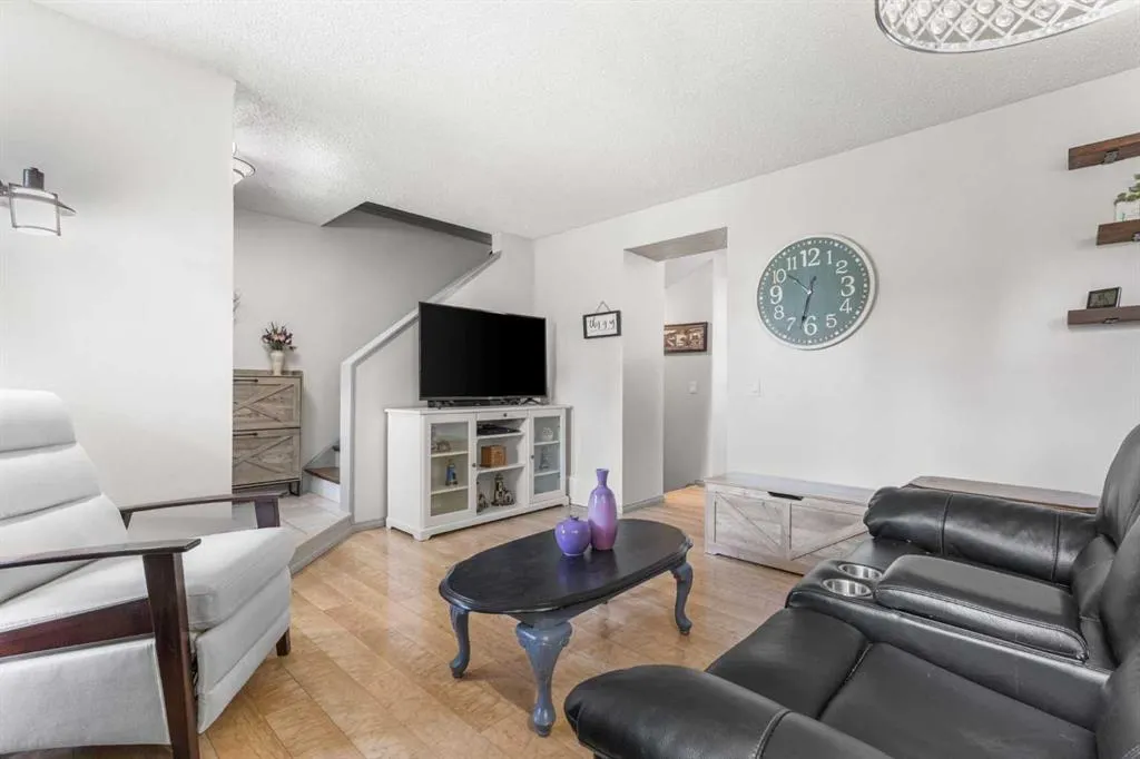 67 Woodhill Court SW