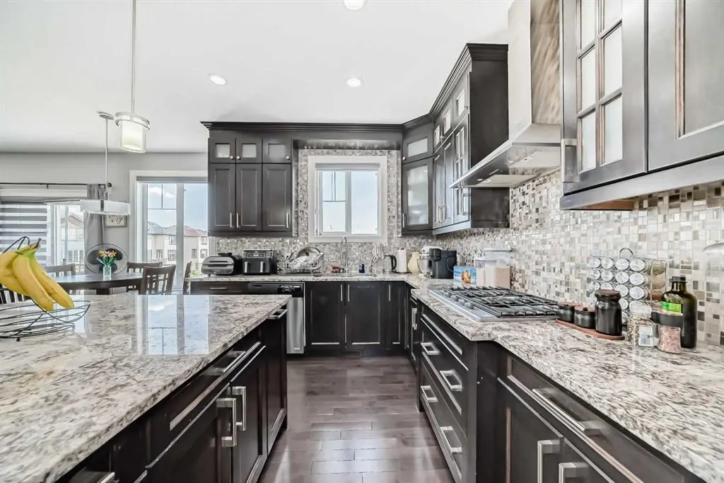26 Saddlelake View NE