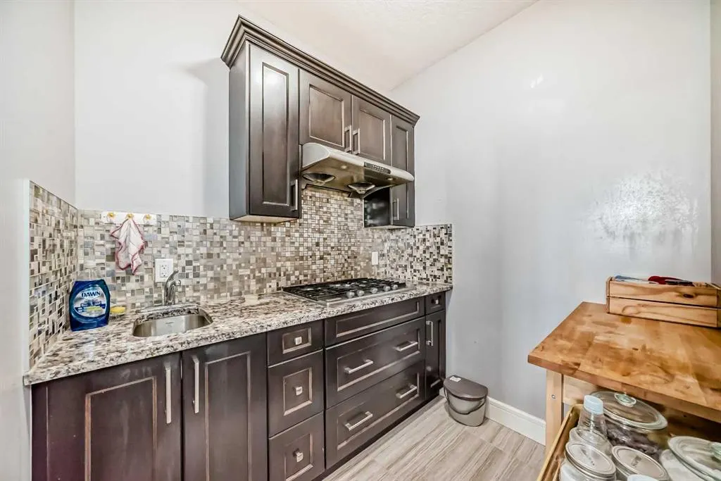 26 Saddlelake View NE
