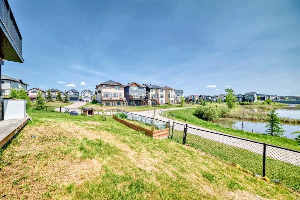 26 Saddlelake View NE