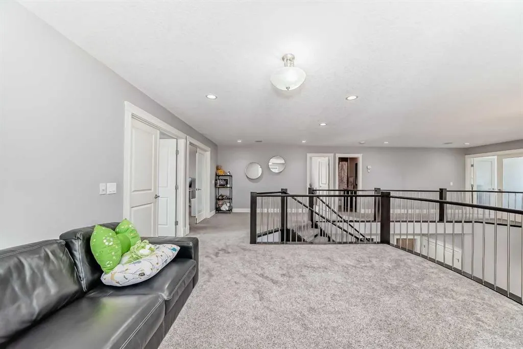 26 Saddlelake View NE