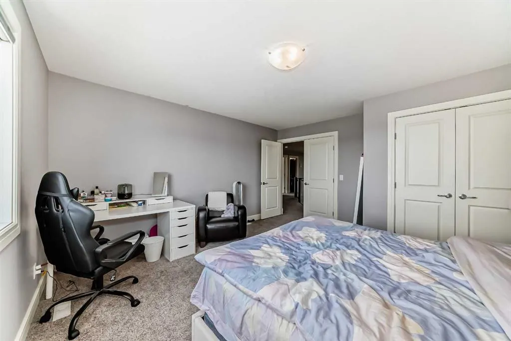 26 Saddlelake View NE