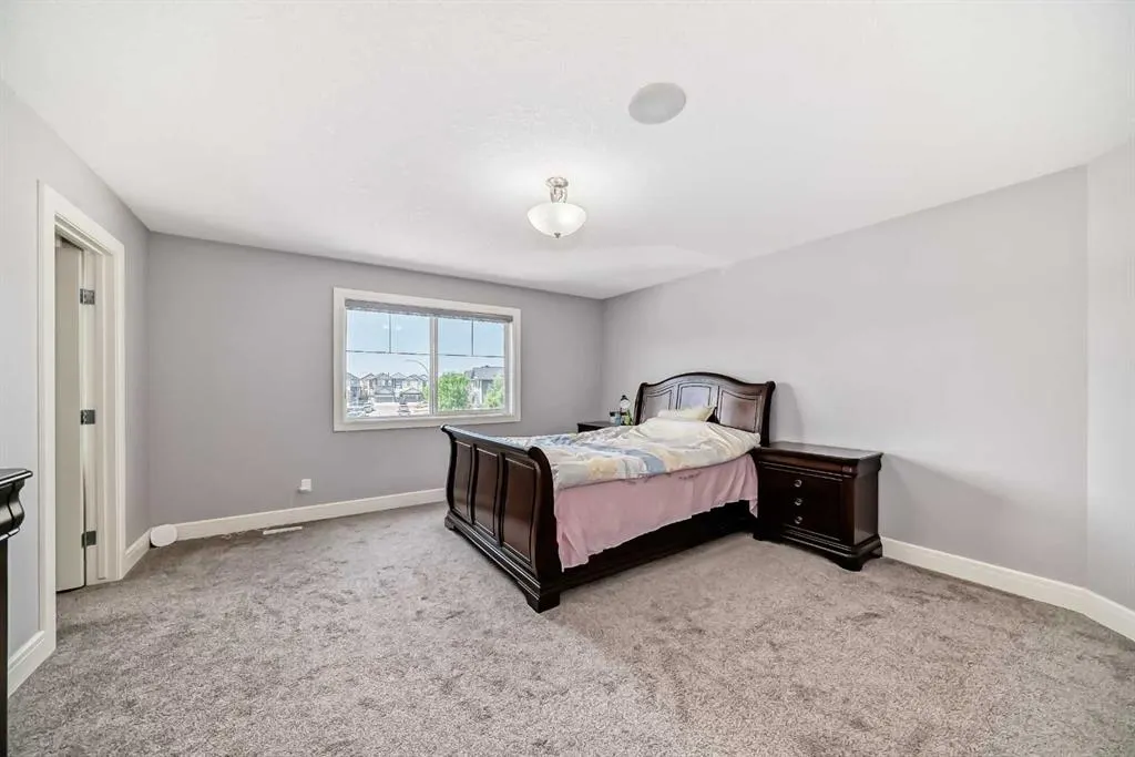 26 Saddlelake View NE