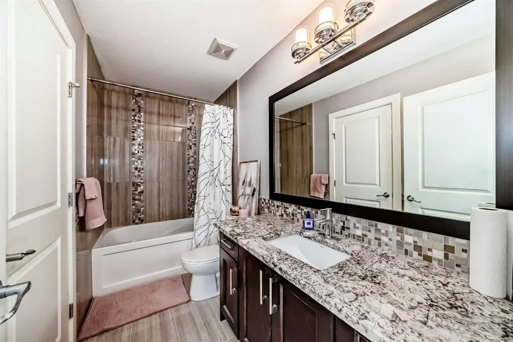 26 Saddlelake View NE
