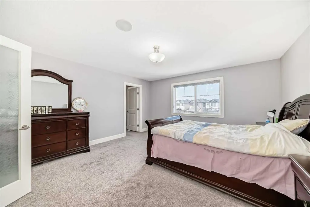 26 Saddlelake View NE