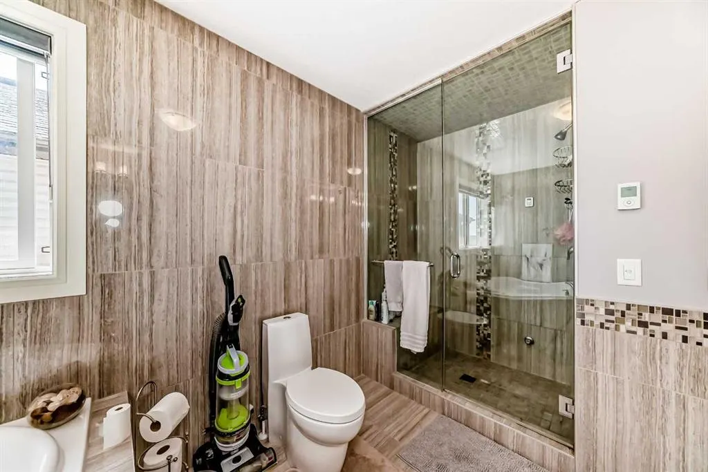 26 Saddlelake View NE