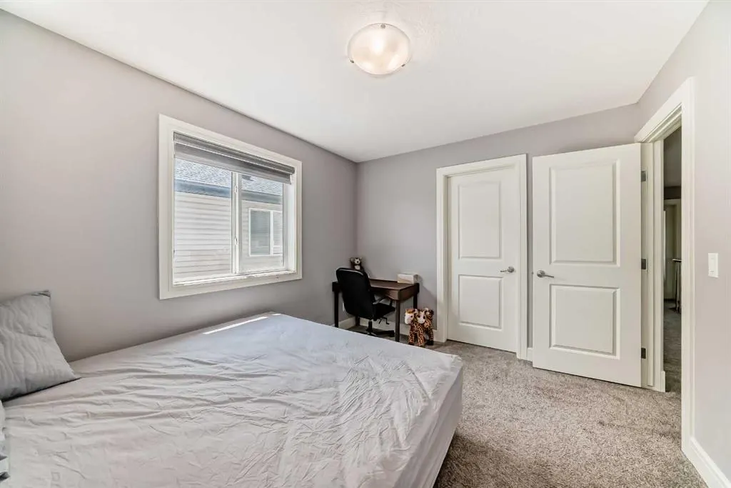 26 Saddlelake View NE