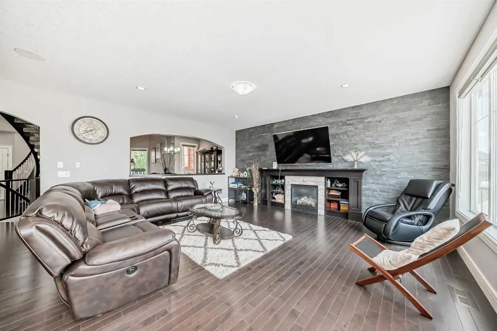 26 Saddlelake View NE