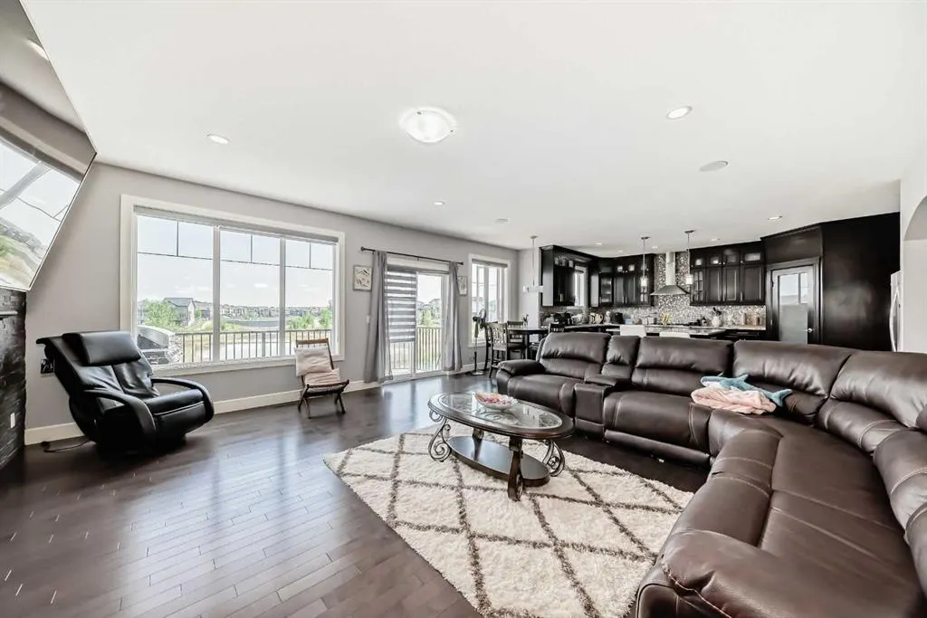 26 Saddlelake View NE