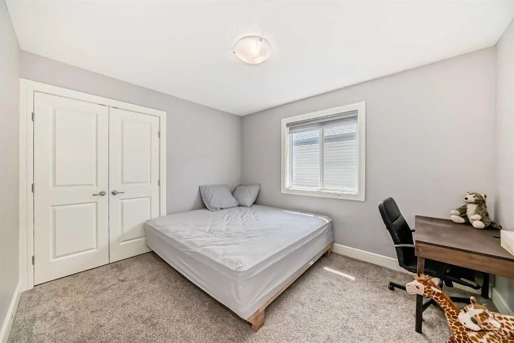 26 Saddlelake View NE