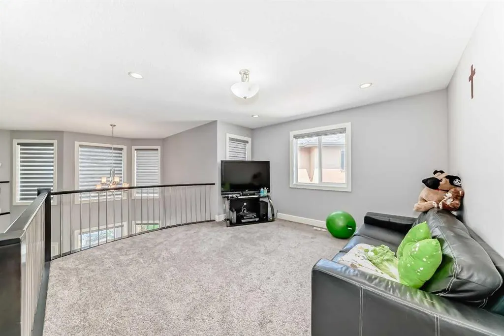 26 Saddlelake View NE