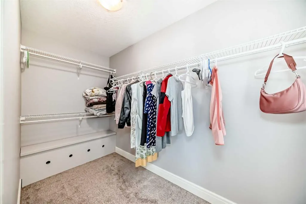 26 Saddlelake View NE