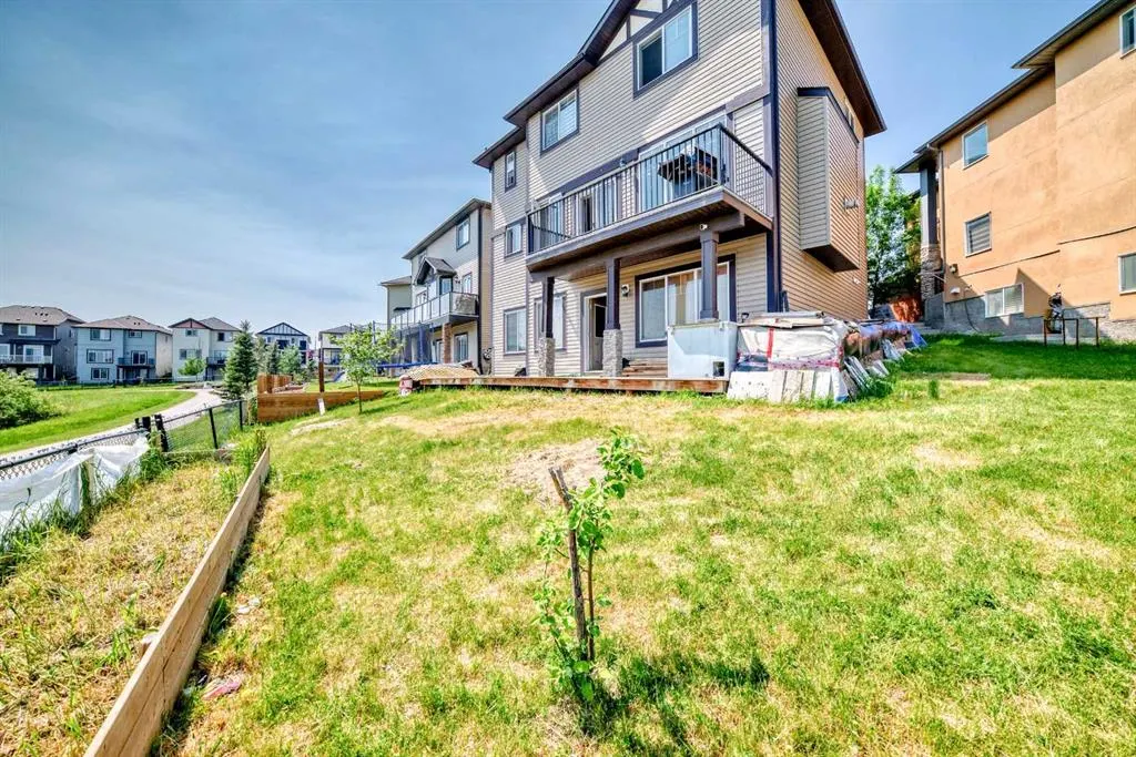 26 Saddlelake View NE