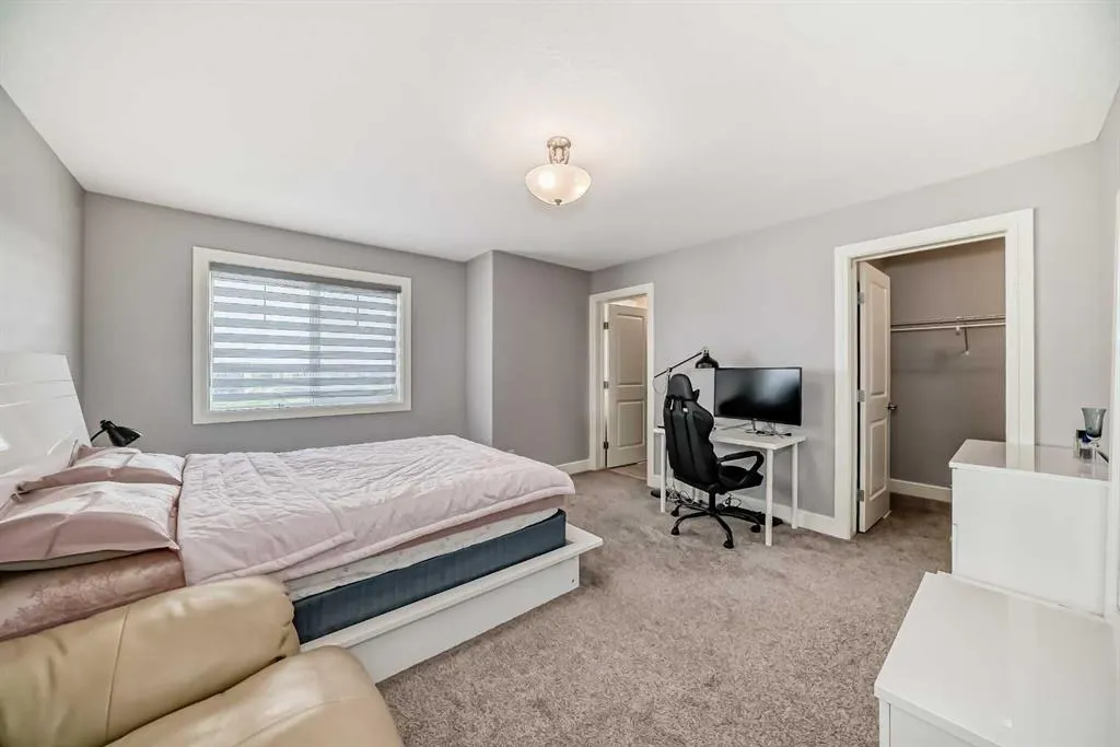 26 Saddlelake View NE