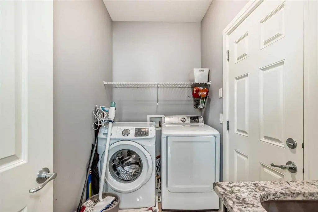 26 Saddlelake View NE